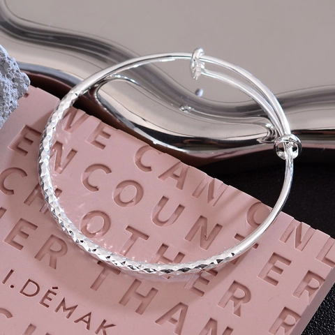 Luxurious Copper Rhombic Pattern Bangle For Women Minimalist Adjustable Hammered Silver Color Fashion Jewelry Hand Accessory