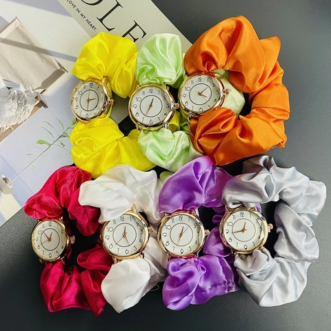Orologio Scrunchie Luminoso a LED per Donna Cinturino in Tessuto Satinato Luce Notturna Orologio al Quarzo Moda Creativa Cravatta per Capelli