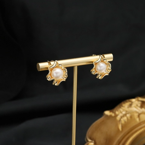Orecchini Künstliche Perle Metallo Martellato Retro Francese Con Perno Placcato Oro 18K Da Donna