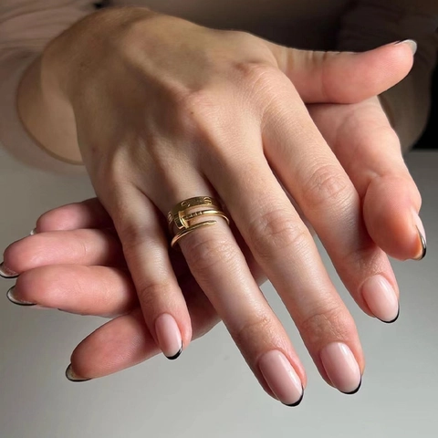 Nude Rosa Französische Press-On Nägel Schwarze Linien Glänzendes Finish Kurze Ovale Künstliche Nägel