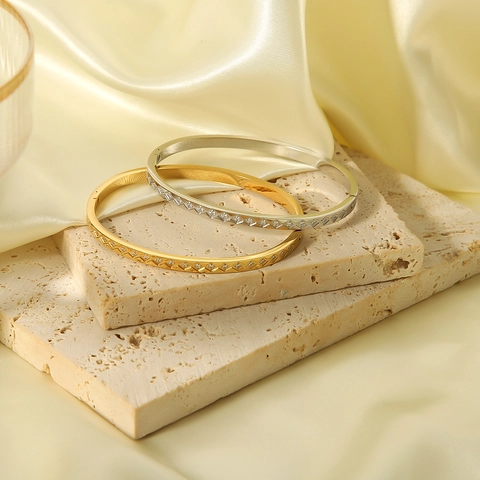 Bracciale Rigido Con Motivo A Rombi In Acciaio Inossidabile Placcato Oro 18K Con Zirconi Gioielli Minimalisti Donna