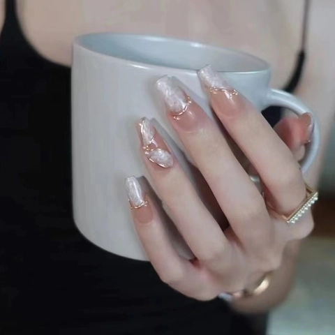 Handgemaakte Press On Nagels Frans Nude Roze Marmer Goudlijn Kunstparel Decoratie Lange Doodskistvorm Kunstnagels Vrouwen
