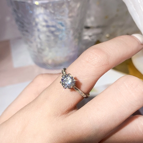 Einfacher Eleganter Zirkon Verstellbarer Ring Platinbeschichtetes Kupfer Krappenfassung Runder Klarer Stein Für Frauen