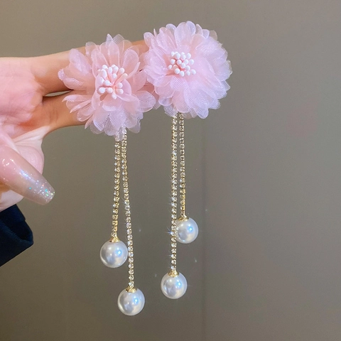 Orecchini Lunghi Con Nappine A Fiori In Rete Rosa Con Catena Di Strass E Perla Artificial Sintetica Perno In Argento Donna