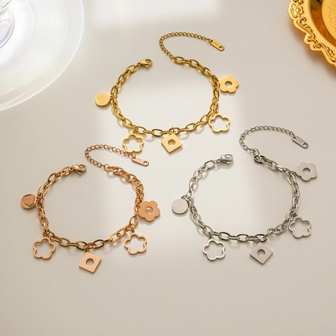 Koreaanse Stijl Titanium Roestvrij Staal Bloem Hanger Armband Voor Vrouwen Geluk Letter Geometrische Charm Sieraden