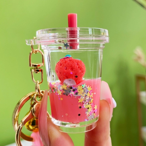 Porte-clés Liquide Flottant Sables Mouvants Fraise Miniature Acrylique Charme De Sac Avec Dragonne En Silicone Et Cloche Cadeau Mignon