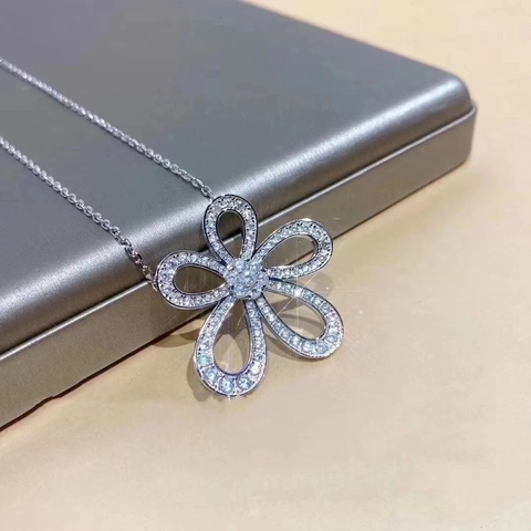 Elegant Women Titanium Steel Rhinestone Flower Pendant Necklace Silver Color Floral Inlaid Jewelry For Wedding Party Gift