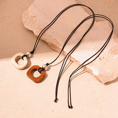 Collier Pendentif Géométrique Rétro Résine Perle Alliage Corde Cuir Longue Chaîne Pull Style Vintage Minimaliste Pour Femmes