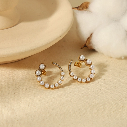 Eleganti Orecchini a Bottone a Forma di C in Acciaio Inossidabile per Donna Con Perle Artificiali e Strass Placcati in Oro