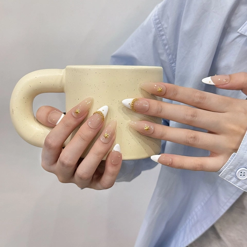 Handgefertigte Aufklebbare Nägel Französisches Design Nude Rosa Elegant Mandelform Goldene Sterne Metallkette Dekoration