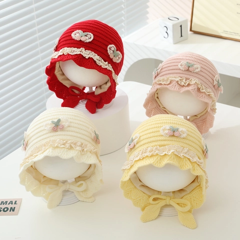 Bébé Fille Bonnet En Tricot Avec Bordure En Dentelle Et Décor De Cerise Hiver Chaud Coupe-vent En Acrylique