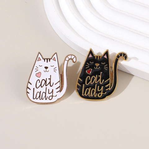 Cartoon Schattige Kat Lady Emaille Brosje Pin Legering Metaal Badge Zwart Wit Kat Sieraden Cadeau Voor Vrouwen Kleding Rugzak Decoratie