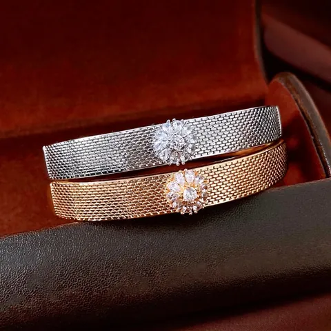 Eleganter Kupfer Blumen Armreif 18K Vergoldet Zirkonia Mesh Webstruktur Retro Einfacher Handschmuck Für Damen