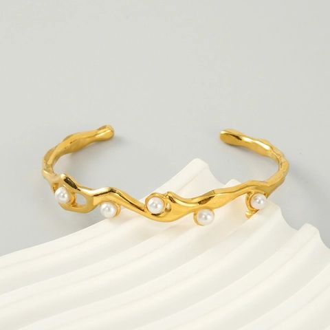 Wavy Armreif Edelstahl 18K Vergoldet Mit Weißen Künstliche Perlen Unregelmäßig Offene Manschette Eleganter Schmuck Für Frauen