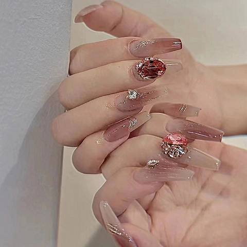 Unghie Finte Lunghe Coffin Sfumatura Rosa Stile Blush Con Strass Scintillanti E Grandi Cristalli Manicure Di Lusso