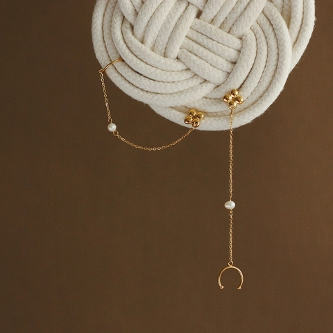 Clover Tassel Artificial Pearl Earring Cuff Titanium Steel Gold Plated French Retro Elegant Chain Connector Single Ear Decoration