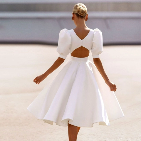 Robe De Mariée En Satin Ivoire Manches Bouffantes Col Rond Minimaliste Ligne A Élégante Dos Nu Style Hepburn