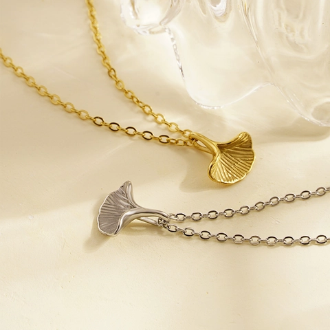 Minimalistische Titanstahl Ginkgoblatt Anhänger Halskette Geometrische Blatt Schlüsselbeinkette Elegante Mode Pendler Schmuck Für Damen Gold Silber