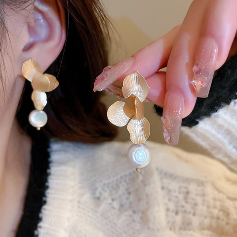 Boucles Oreilles Pendantes Pétales Fleurs Avec Perles Eau Douce Et Tige En Argent 925 Bijoux Métal Brossé Pour Femmes