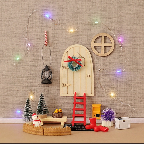 Decorazione Di Natale In Miniatura Per Casa Delle Bambole Porta In Legno Ghirlanda Pupazzo Di Neve Albero LED Scena DIY