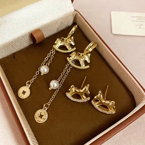 Schaukelpferd Künstliche Perlen Quasten Ohrringe Münzanhänger Zirkonia Vergoldet Mit Silver Earring Post