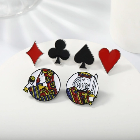 Broches en Alliage émaillé Motif de Cartes de Poker Ensemble de Badges créatifs Roi Reine Coeur Pique Carreau Trèfle pour Hommes Femmes