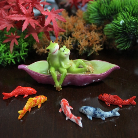 Frog Couple In Pea Pod Boat Figurine Resin Miniature Koi Fish Miniature Landscape Fairy Garden Succulent Decor