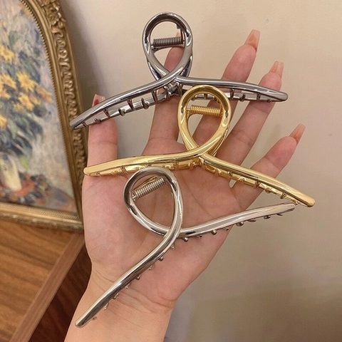 Large Metal Hair Claw Clip Hollow Geometric Twisted Alloy Shark Hair Clips For Women Girls Elegant Non-slip