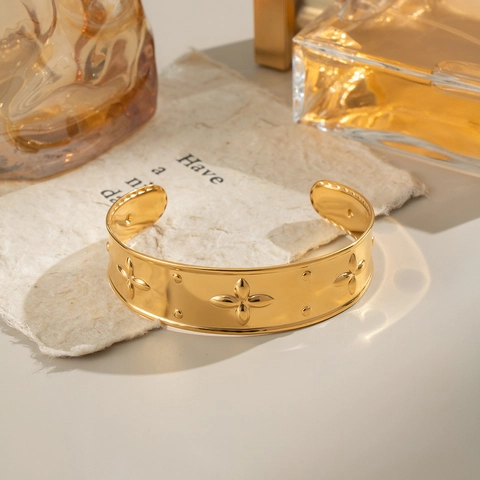 Bracciale Rigido Acciaio Inossidabile Placcato Oro Largo Testurizzato Fiore Trifoglio Aperto Gioielli Vintage Donna