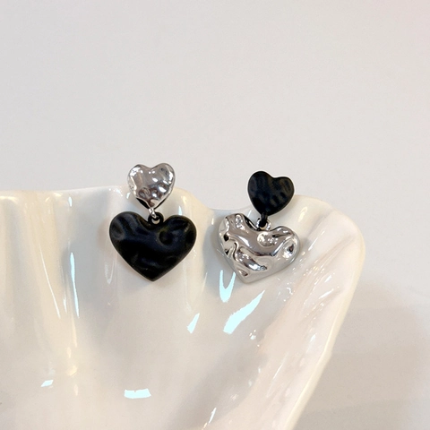 Asymmetrische Herz-Ohrstecker Mit Silberohrstecker Falten-Effekt Flüssigmetall Schwarz Silber Kontrast Damen Schmuck