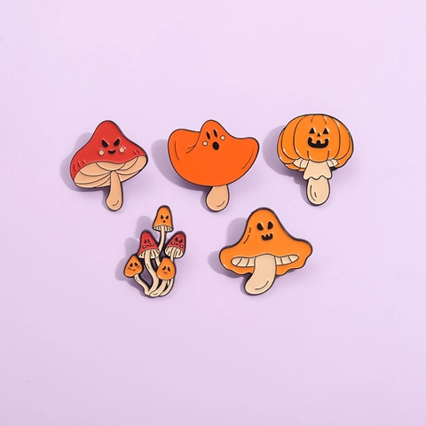 Spilla in Smalto a Forma di Fungo di Halloween Simpatica Zucca Fantasma Teschio Distintivo per Abbigliamento Zaino Unisex Lega