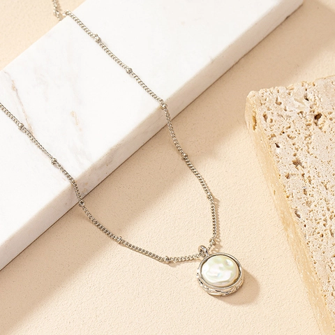 Collana con Pendente in Lega e Perla Artificiale Color Argento Minimalista Tondo Geometrico Catena a Clavicola con Perla Irregolare per Donna Gioielli di Moda
