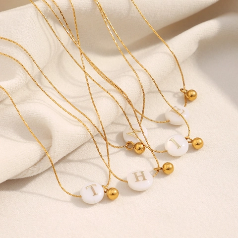 Collana Pendente Iniziale Acciaio Inossidabile Placcato Oro 18K Perla Bianca Alfabeto Charm Raffinato Per Donna