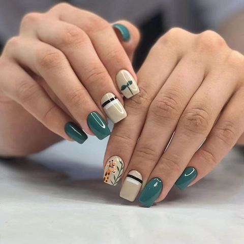 Unghie Finte A Pressione Giraffa Cartone Animato Foglia Verde Beige Quadrate Unghie Artificiali Stile Corto