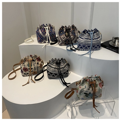 Borsa a Secchiello Intrecciata Ricamata Stile Etnico Donna Vintage Coulisse Tracolla per Viaggi Vacanze Piccola Borsa a Mano Quotidiana