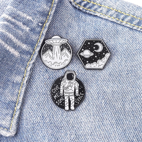 Emaille Pin Astronaut UFO Sterrenhemel Badge Legering Minimalistisch Zwart Wit Cartoon Thema Voor Rugzakken Kleding
