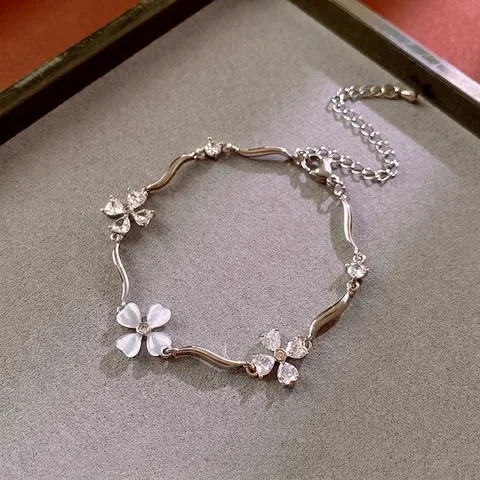 Klaver Bloem Armband Golfvorm Koper Zirkonia Synthetisch Opaal Verstelbaar Elegante Mode Sieraden Voor Dames