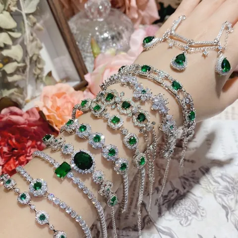 Bracciale Vintage Francese con Gemma Artificiale Verde Smeraldo per Donna Lussuoso Gioiello in Rame con Strass Intarsiati a Forma di Fiore