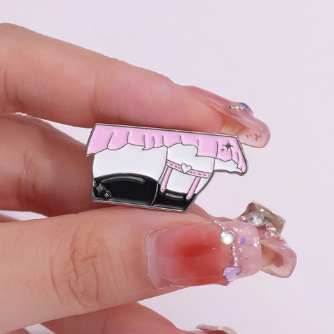 Cartoon Anime Roze Kant Hart Kousenband Brosche Pin Legering Emaille Badge Voor Kleding Rugzak Accessoires Schattige Stijl