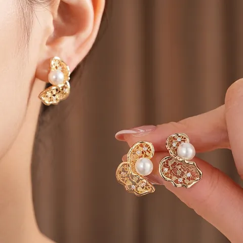 Orecchini Vintage Francesi Foglie Traforate Rame Placcato Oro Con Zircone Perla Artificial Sintetica E Perni Per Orecchini In Argento