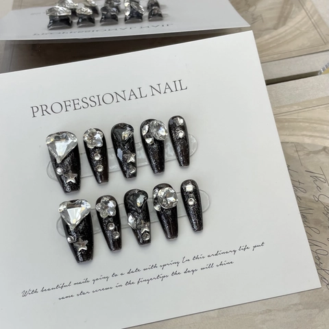 Handgefertigte Kunstnägel Schwarzer Glitzer Lange Sargform Herz Stern Strass Luxus Dark Gothic Professionelle Maniküre