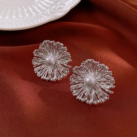Orecchini A Lobo Con Fiore Di Perla Artificial Petali Di Rame Radianti E Perno In Argento Gioielli Vintage Eleganti