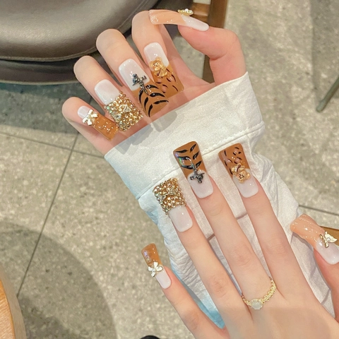 Handgemaakte Kunstnagels Lange Trapezium Tijger Luipaard Patroon Amber Y2K Stijl Met 3D Beer Vlinder Kruis Bedeltjes