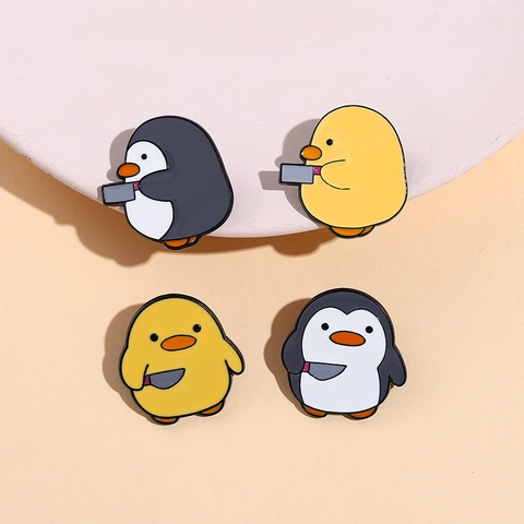 Épinglette en Émail Animaux Drôles Dessin Animé Canard Manchot Tenant un Couteau Broche en Alliage de Zinc pour Sac Vêtements