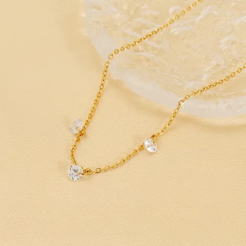 Collier Pendentif Zircon Rond Plaqué Or 18K Acier Inoxydable Trois Pierres Chaîne Clavicule Minimaliste Pour Femmes