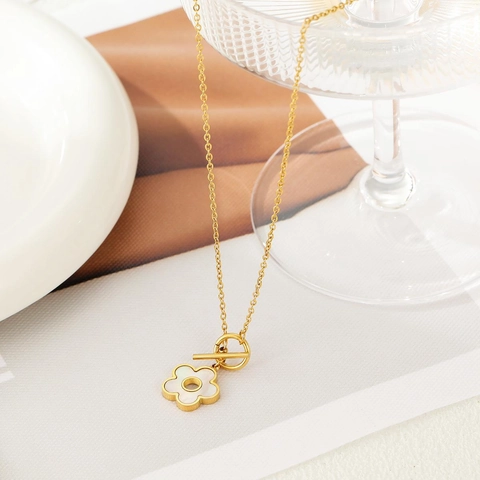 Edelstahl Halskette 18K Vergoldet Weißmuschel Blume Anhänger Knebelverschluss Elegante Schmuck Für Damen