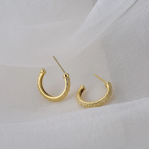 Kupfer C-Form Kreolen 18K Vergoldet Körnige Textur Perlen Geometrisch Minimalistisch Elegant Schmuck Damen