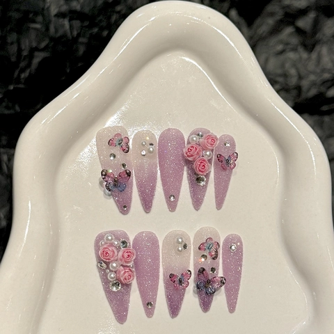 Unghie Finte Fatte a Mano Sfumate Viola Con Rose 3D Farfalle Strass Künstliche Perle Unghie Lunghe Stiletto per Donna