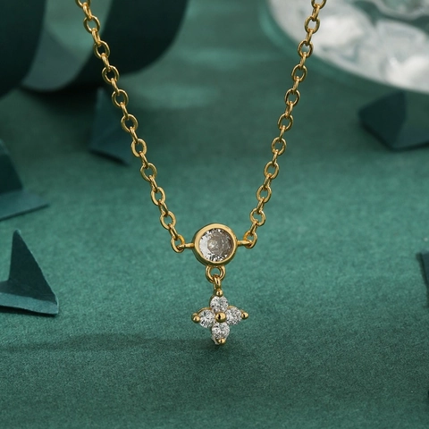 Elegante Collana Con Ciondolo a Petalo di Fiore in Zirconia Placcata Oro Minimalista Trifoglio Catena per Clavicola Donna Gioielli