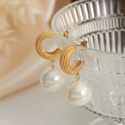 Vintage Titanstahl Gold Plated Künstliche Perlenohrringe Elegante Große Weiße Runde Perle Creolen Für Damen Mode Schmuck